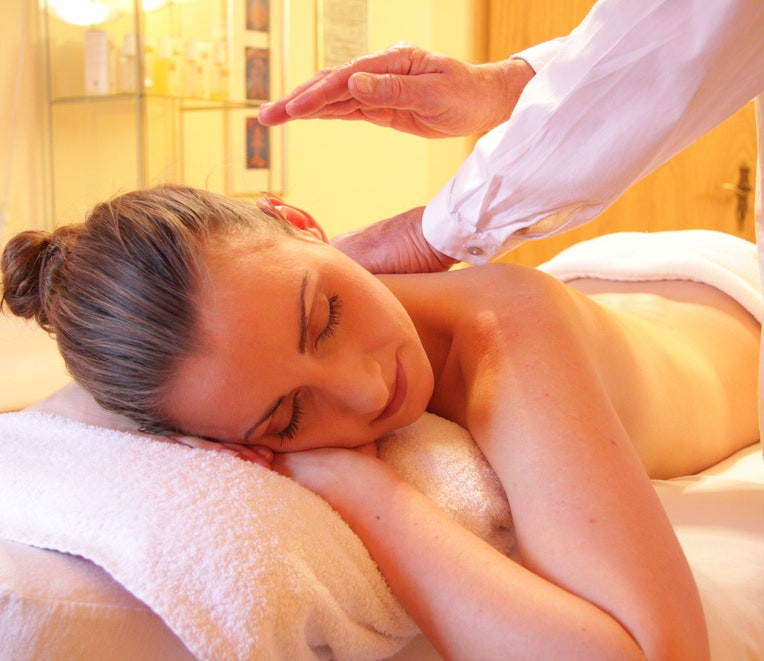 Kobieta podczas masażu relaksującego